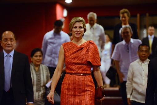 Queen Maxima of the Netherlands (C) arrives before presenting a speech at the launch of the Philippines' National Strategy for Financial Inclusion (NSFI) at the Philippine International Convention Center during her visit to Manila on July 1, 2015. Queen Maxima is on a three-day visit to the Philippines.      AFP PHOTO / NOEL CELIS